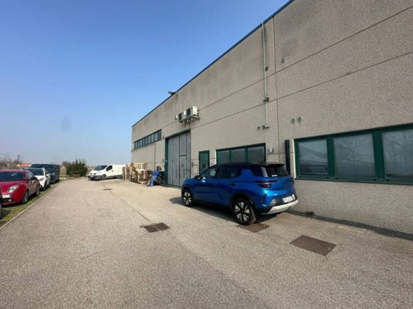 locale commerciale in vendita a Sommacampagna in zona Caselle