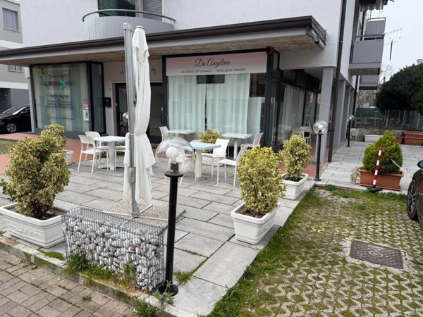 negozio in vendita a Sommacampagna in zona Caselle