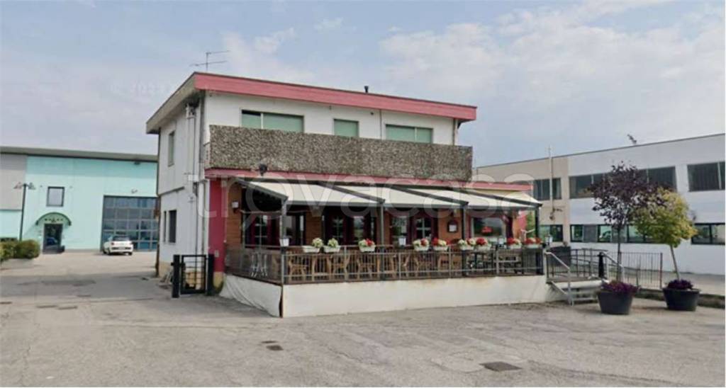 negozio in vendita a Sommacampagna in zona Caselle