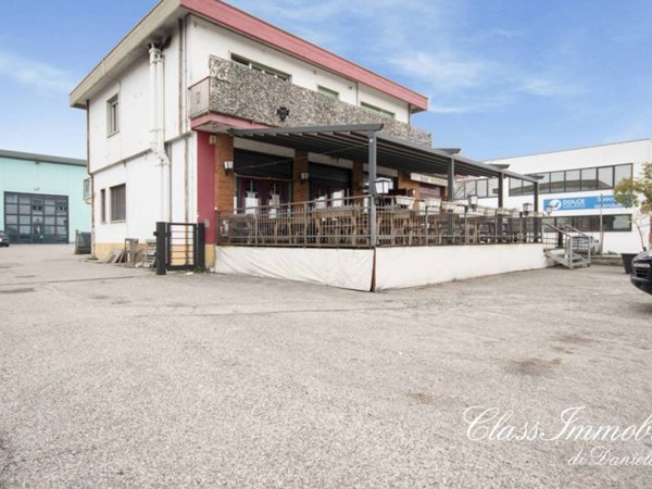 negozio in vendita a Sommacampagna in zona Caselle