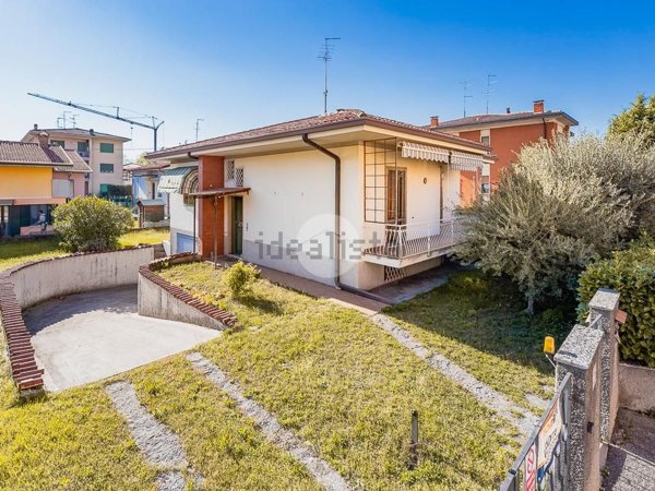 casa indipendente in vendita a Sommacampagna in zona Caselle