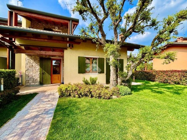 casa indipendente in vendita a Sommacampagna in zona Caselle