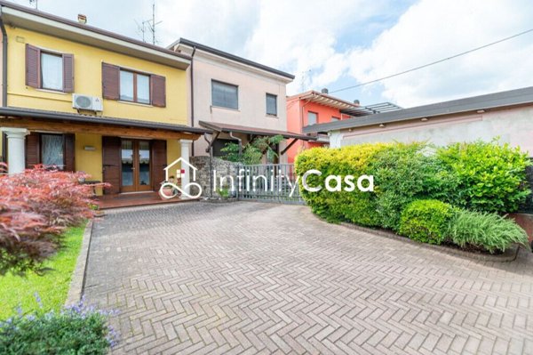 casa indipendente in vendita a Sommacampagna in zona Caselle