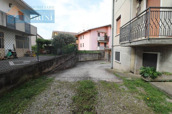 locale commerciale in vendita a Sommacampagna