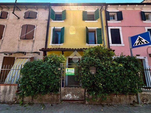 casa indipendente in vendita a Sommacampagna in zona Caselle