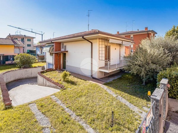 casa indipendente in vendita a Sommacampagna in zona Caselle