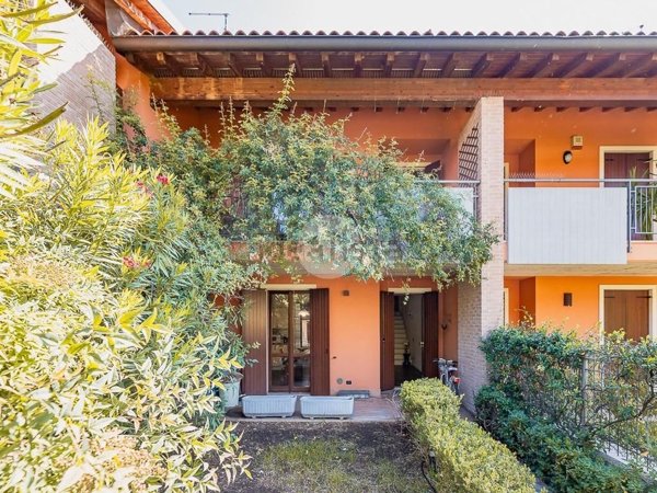 casa indipendente in vendita a Sommacampagna in zona Custoza