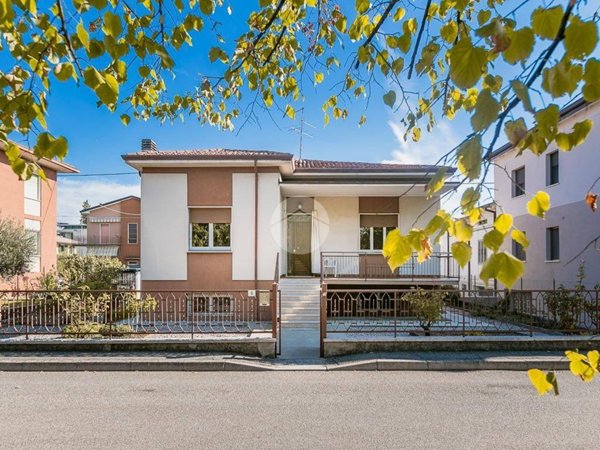 casa indipendente in vendita a Sommacampagna in zona Caselle