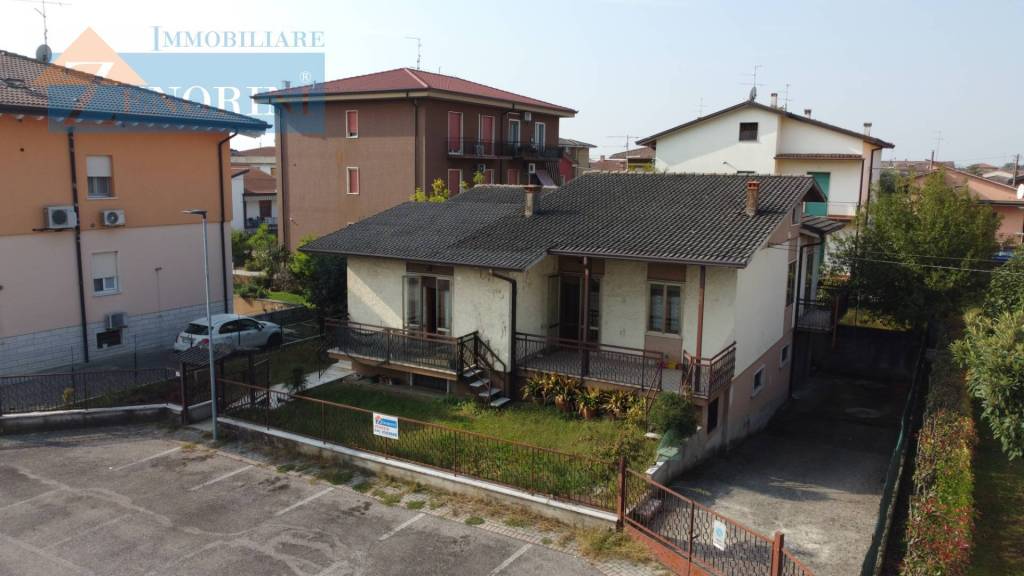 casa indipendente in vendita a Sommacampagna in zona Caselle