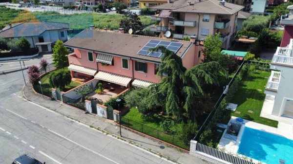 casa indipendente in vendita a Sona in zona Lugagnano