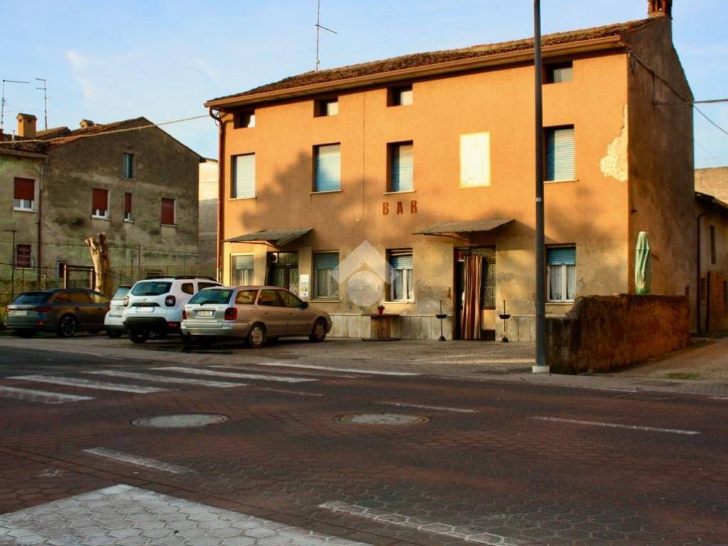 casa indipendente in vendita a Sona in zona Lugagnano