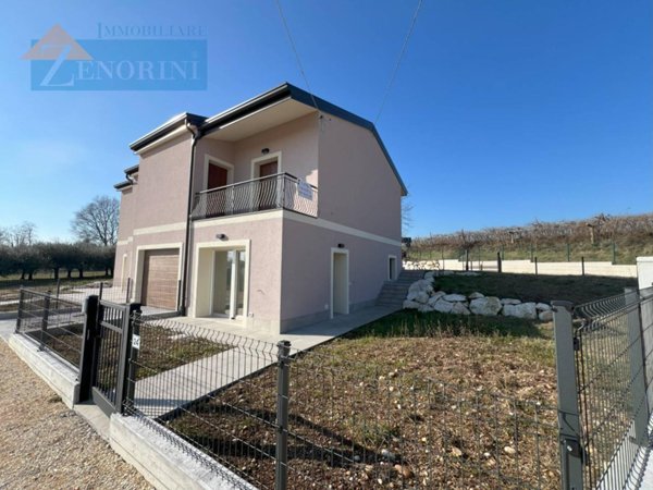 casa indipendente in vendita a Sona in zona Lugagnano