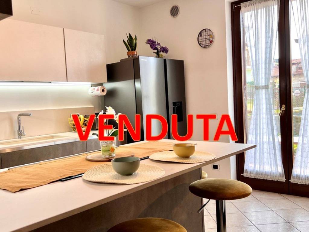 casa indipendente in vendita a Sona in zona Palazzolo