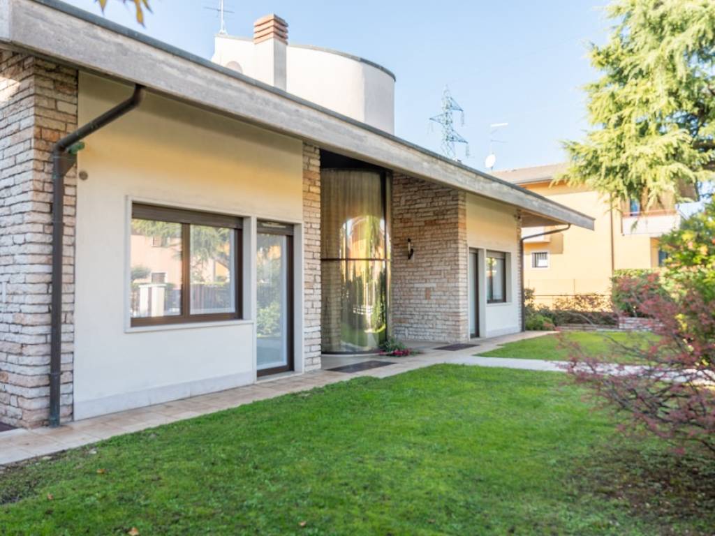 casa indipendente in vendita a Sona in zona Lugagnano