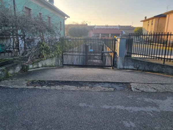 locale commerciale in vendita a Sona in zona Lugagnano