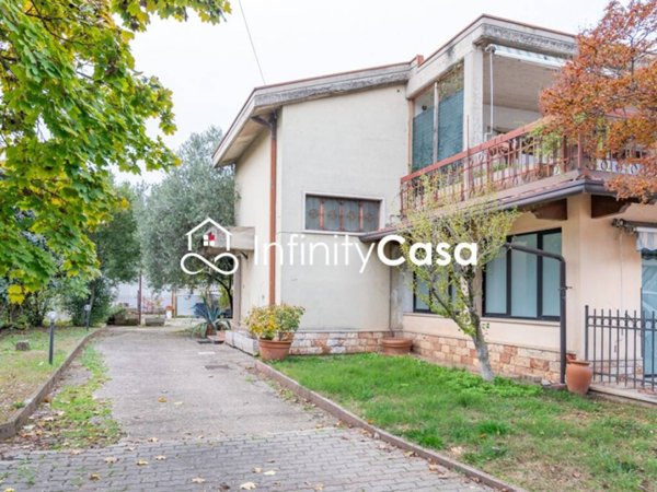 casa indipendente in vendita a Sona in zona Lugagnano