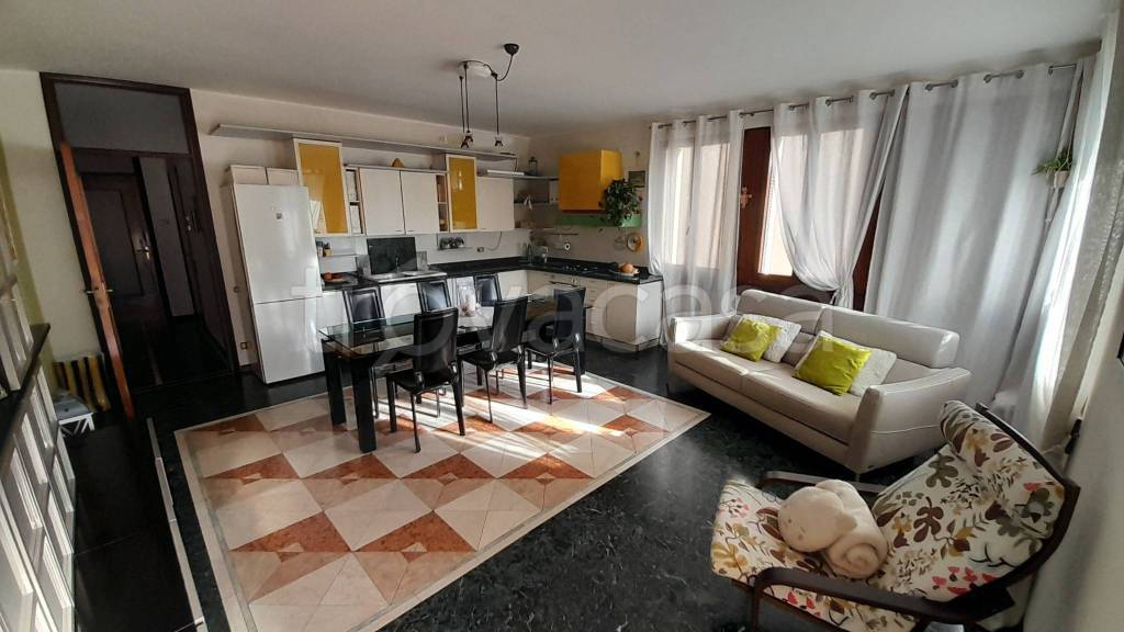 casa indipendente in vendita a Sona in zona Palazzolo