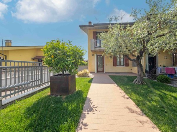 casa indipendente in vendita a Sona in zona Lugagnano