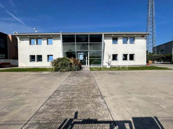 negozio in vendita a Sona in zona Lugagnano