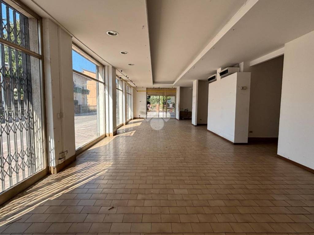 negozio in vendita a Sona in zona Lugagnano