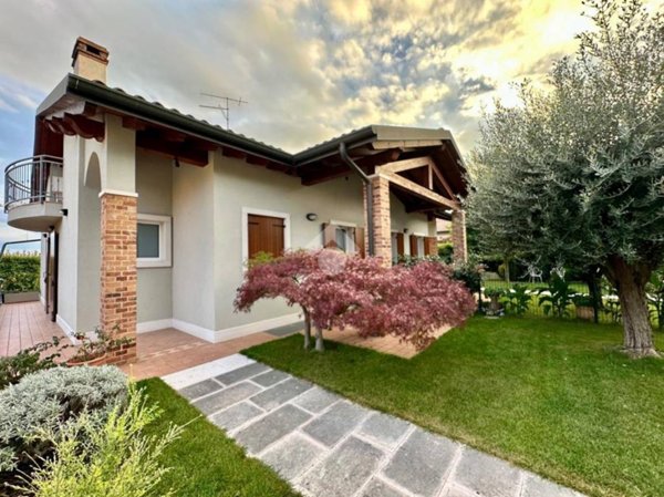 casa indipendente in vendita a Sona in zona Lugagnano