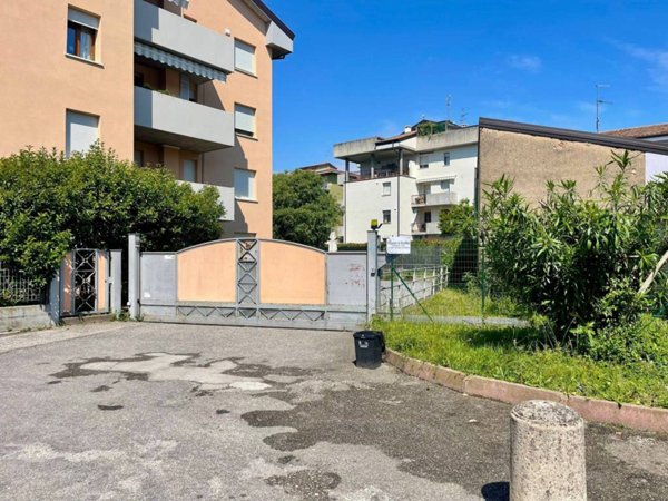 locale di sgombero in vendita a Sona in zona Lugagnano