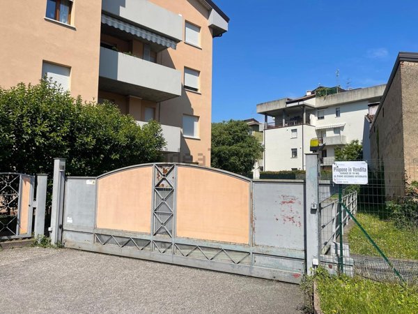 locale di sgombero in vendita a Sona in zona Lugagnano