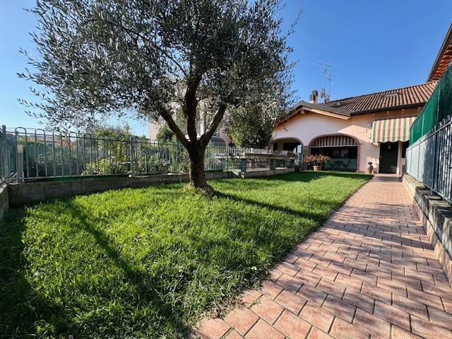 casa indipendente in vendita a Sona in zona Lugagnano