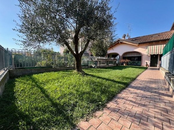 casa indipendente in vendita a Sona in zona Lugagnano