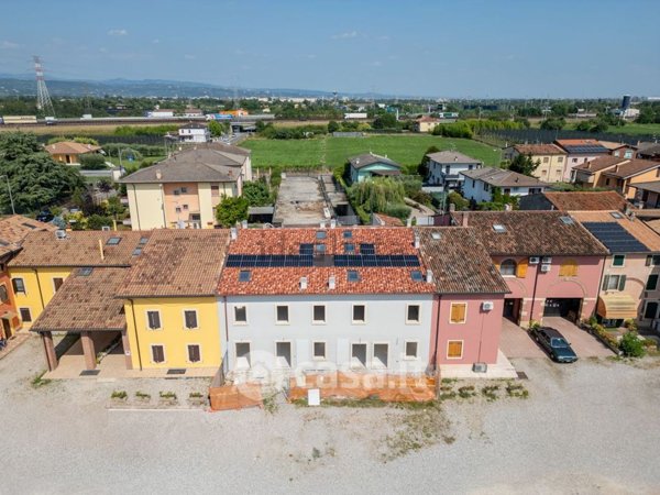 casa indipendente in vendita a Sona in zona Lugagnano