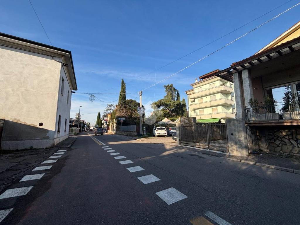 locale di sgombero in vendita a Sona in zona Lugagnano