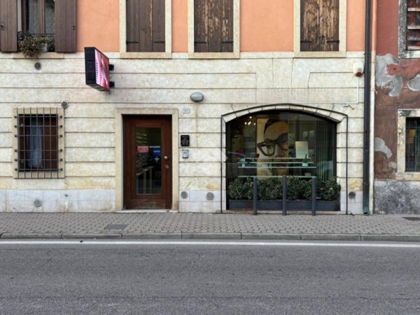 negozio in vendita a Sona in zona Lugagnano