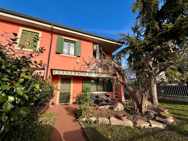 casa indipendente in vendita a Sona in zona Lugagnano