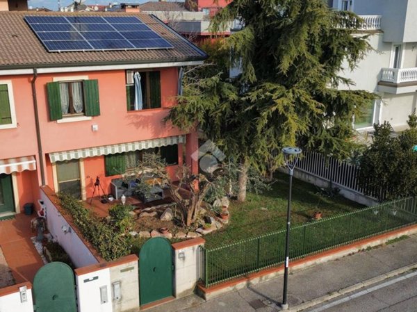 casa indipendente in vendita a Sona in zona Lugagnano