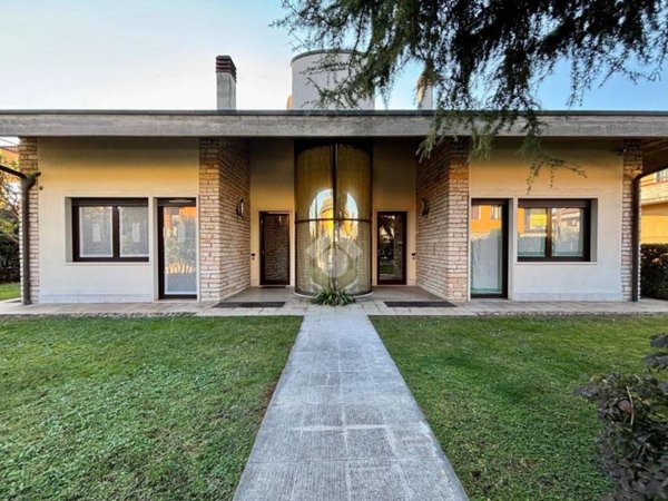 casa indipendente in vendita a Sona in zona Lugagnano