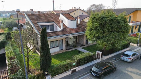 casa indipendente in vendita a Sona in zona Lugagnano