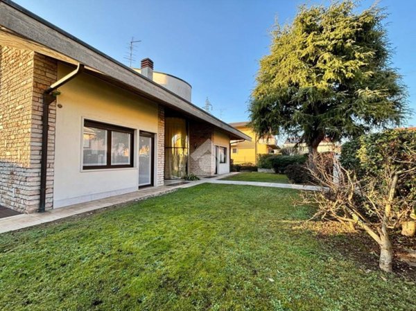 casa indipendente in vendita a Sona in zona Lugagnano