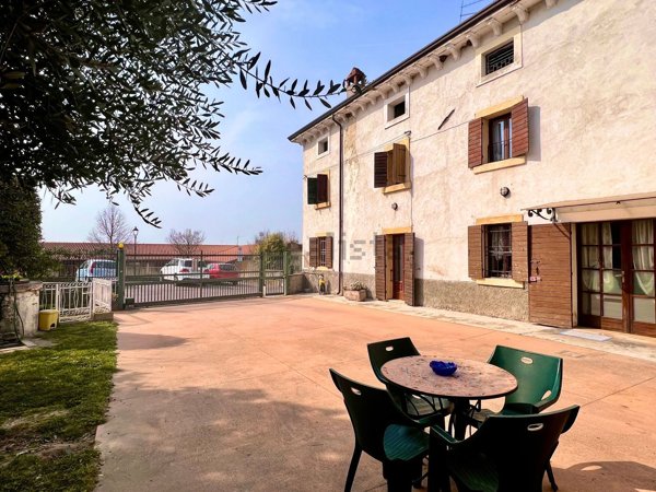 casale in vendita a Sona in zona San Giorgio in Salici