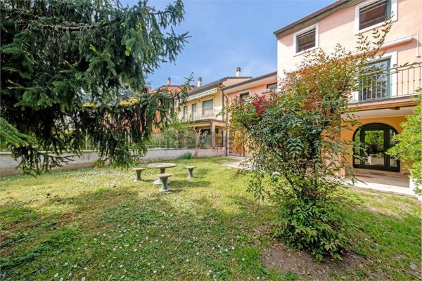 casa indipendente in vendita a Sona in zona Lugagnano