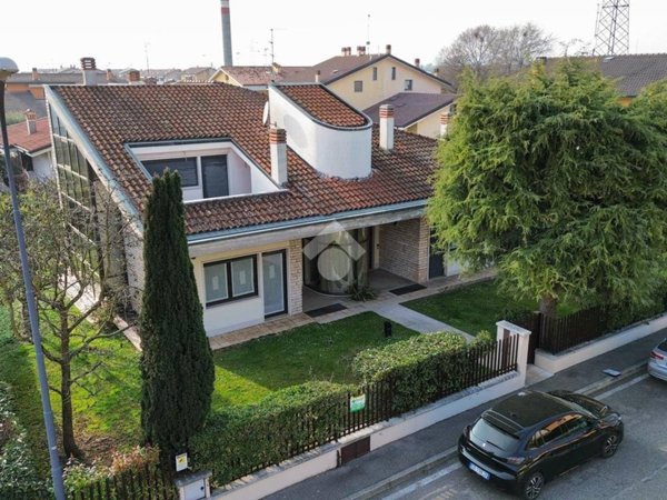 casa indipendente in vendita a Sona in zona Lugagnano