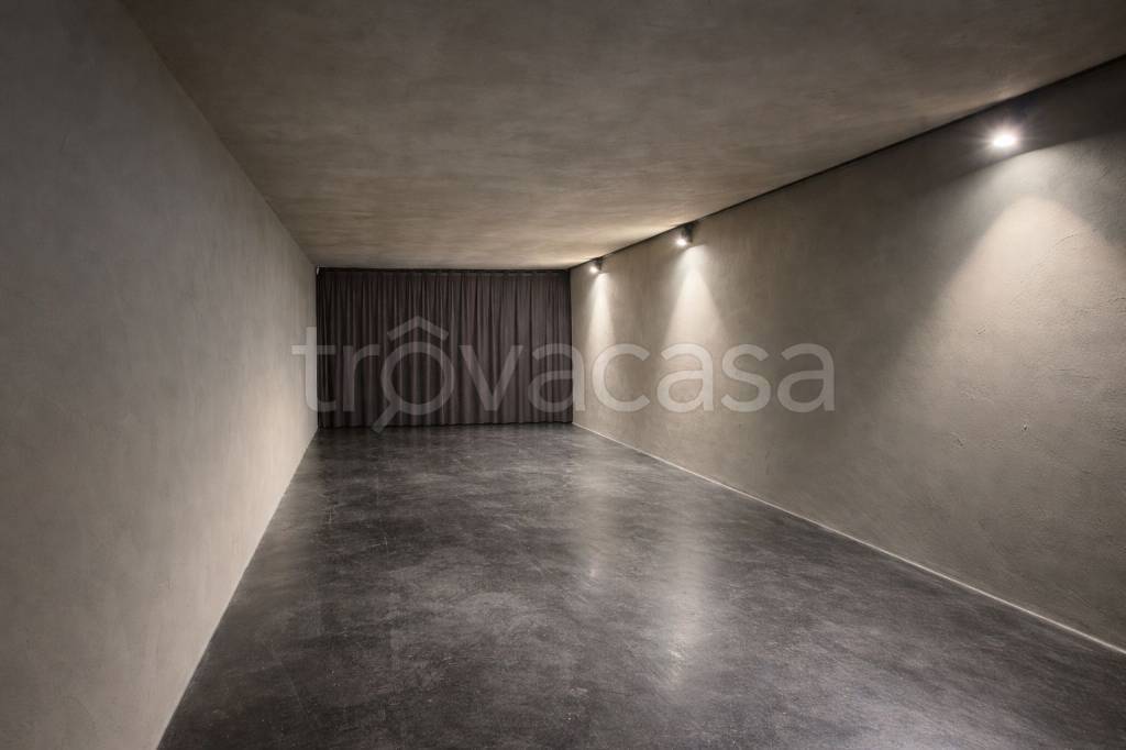 locale di sgombero in vendita a Sona in zona Lugagnano