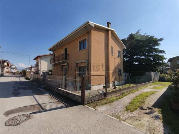 casa indipendente in vendita a Sona in zona Lugagnano