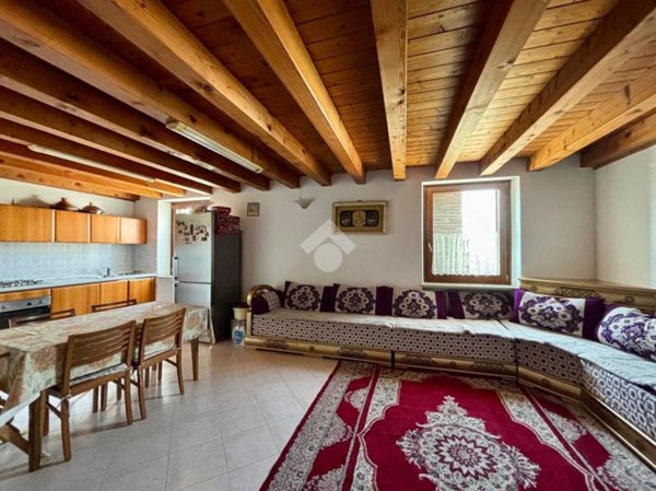 casa indipendente in vendita a Sona in zona Lugagnano
