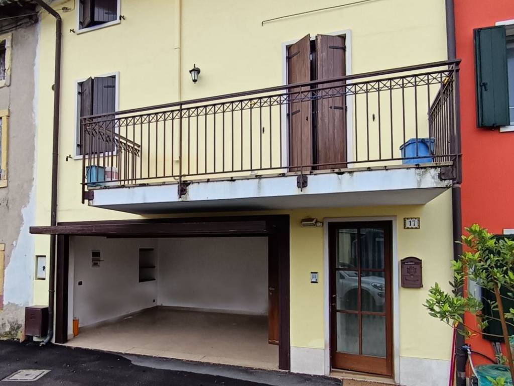 casa indipendente in vendita a Sona in zona Lugagnano