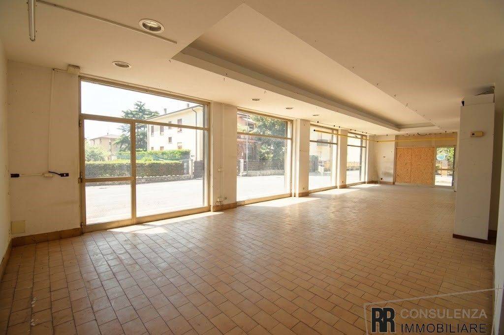 negozio in vendita a Sona in zona Lugagnano