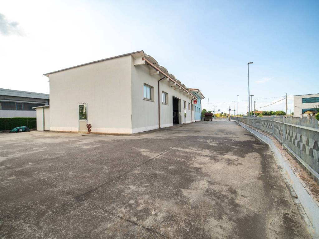 locale commerciale in vendita a Sorgà in zona Bonferraro