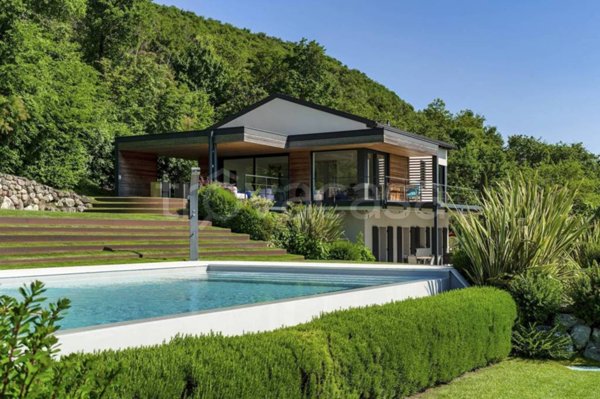 casa indipendente in vendita a Torri del Benaco in zona Albisano