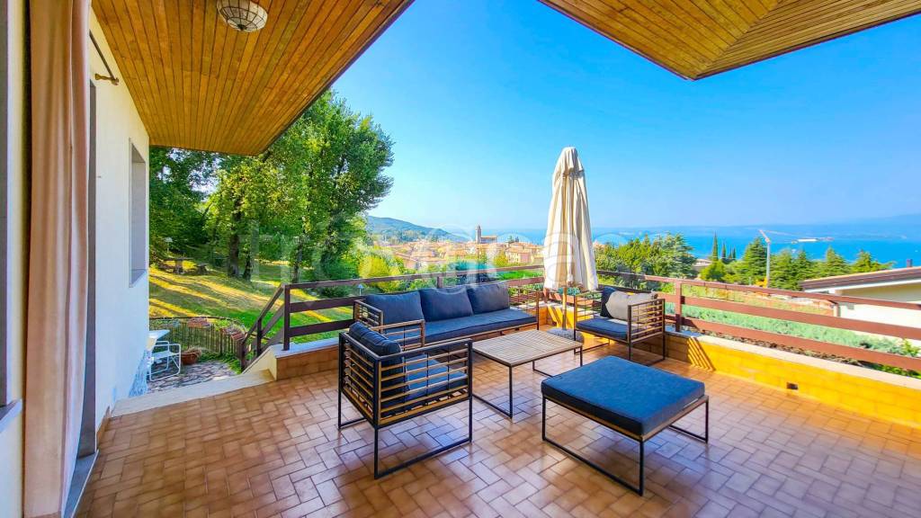 casa indipendente in vendita a Torri del Benaco in zona Albisano