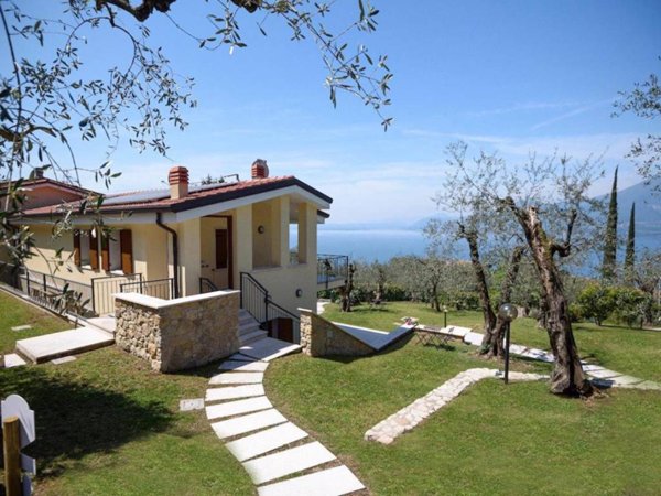 casa indipendente in vendita a Torri del Benaco