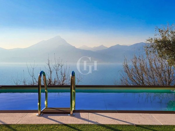 casa indipendente in vendita a Torri del Benaco in zona Pai